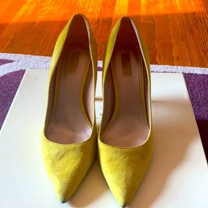 Rachel Roy size 8 Yellow suede pumps